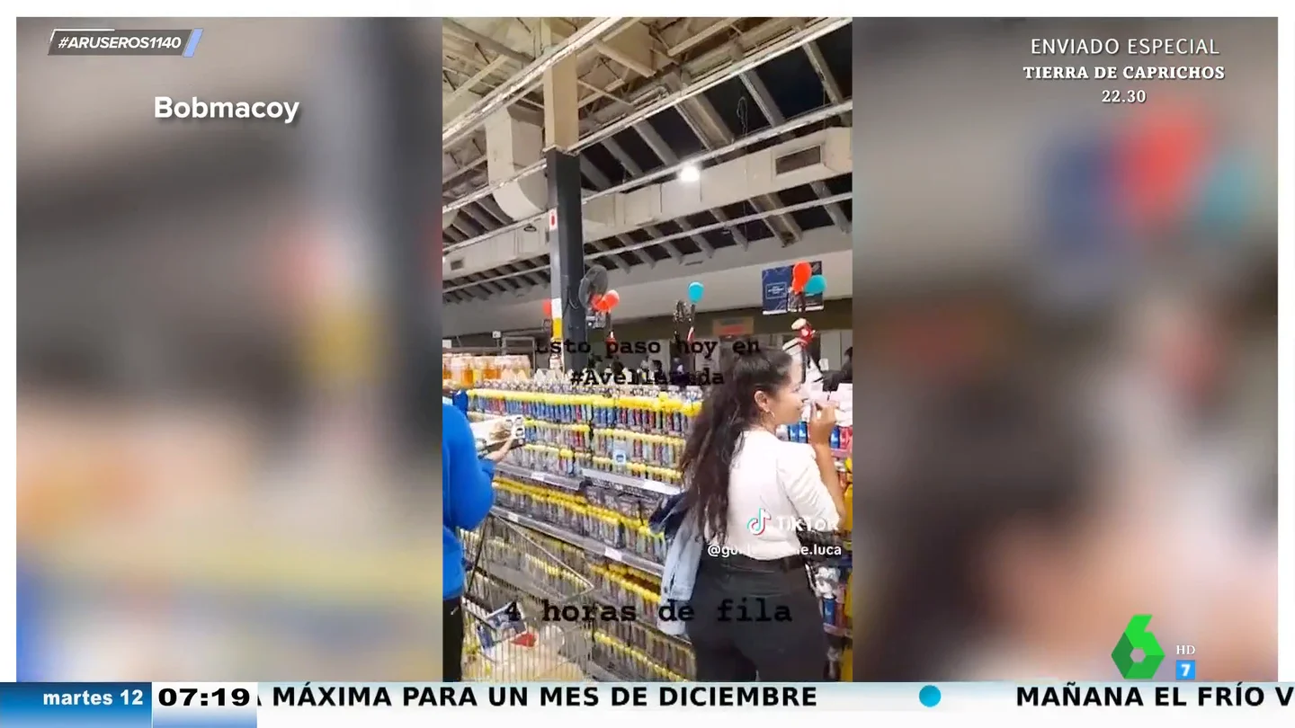Los cajeros de un supermercado llaman a la Policía para echar a los clientes tras terminar su jornada laboral Los cajeros de un supermercado llaman a la Policía para echar a los clientes tras terminar su jornada laboral