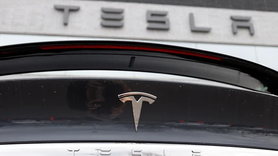El logo de la marca Tesla, en uno de sus coches El logo de la marca Tesla, en uno de sus coches