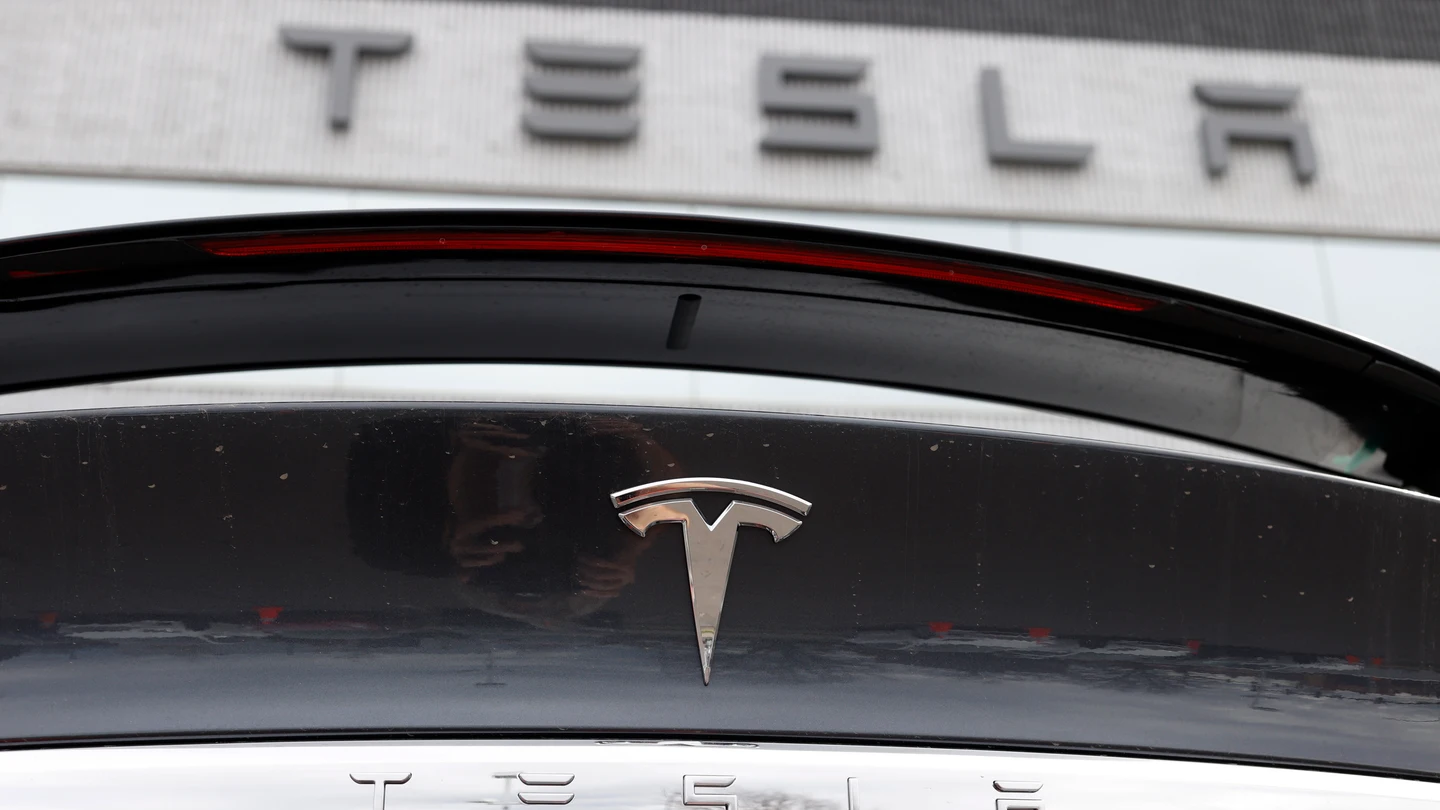 El logo de la marca Tesla, en uno de sus coches El logo de la marca Tesla, en uno de sus coches