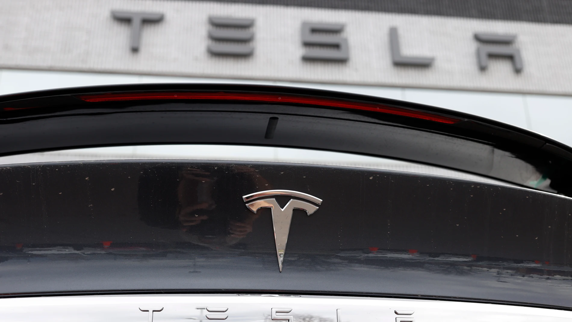 El logo de la marca Tesla, en uno de sus coches