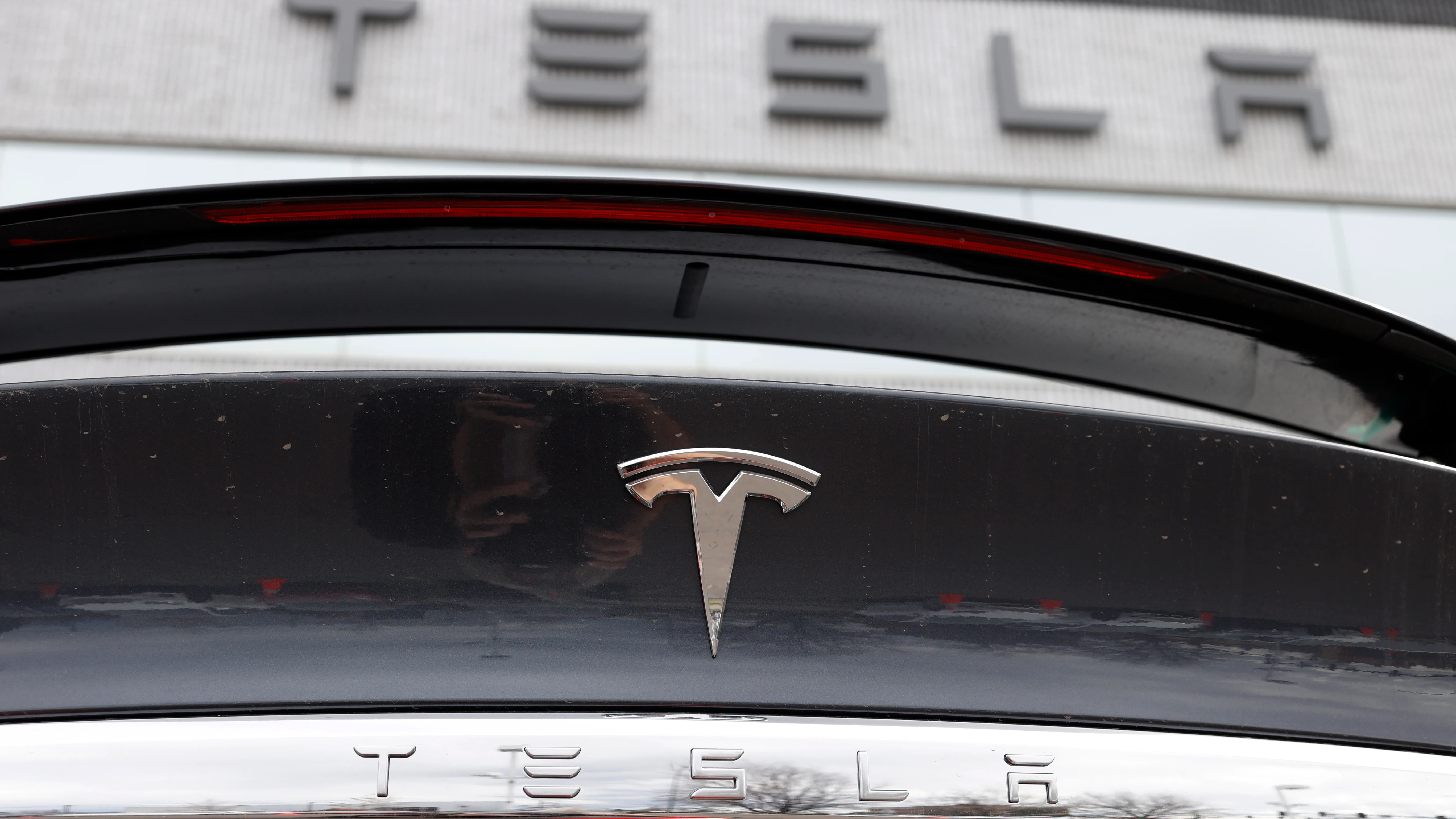 El logo de la marca Tesla, en uno de sus coches