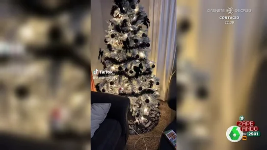 El inesperado adorno navideño que se encuentra una chica en el árbol de su salón El inesperado adorno navideño que se encuentra una chica en el árbol de su salón