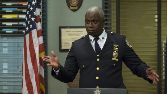 Andr&eacute; Braugher, en una escena de 'Brooklyn Nine-Nine', la comedia policiaca en la que interpret&oacute; al capit&aacute;n Ray Holt. 