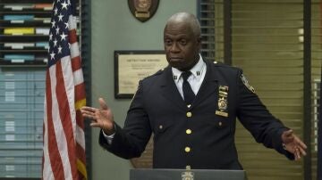 André Braugher, en una escena de 'Brooklyn Nine-Nine', la comedia policiaca en la que interpretó al capitán Ray Holt. 