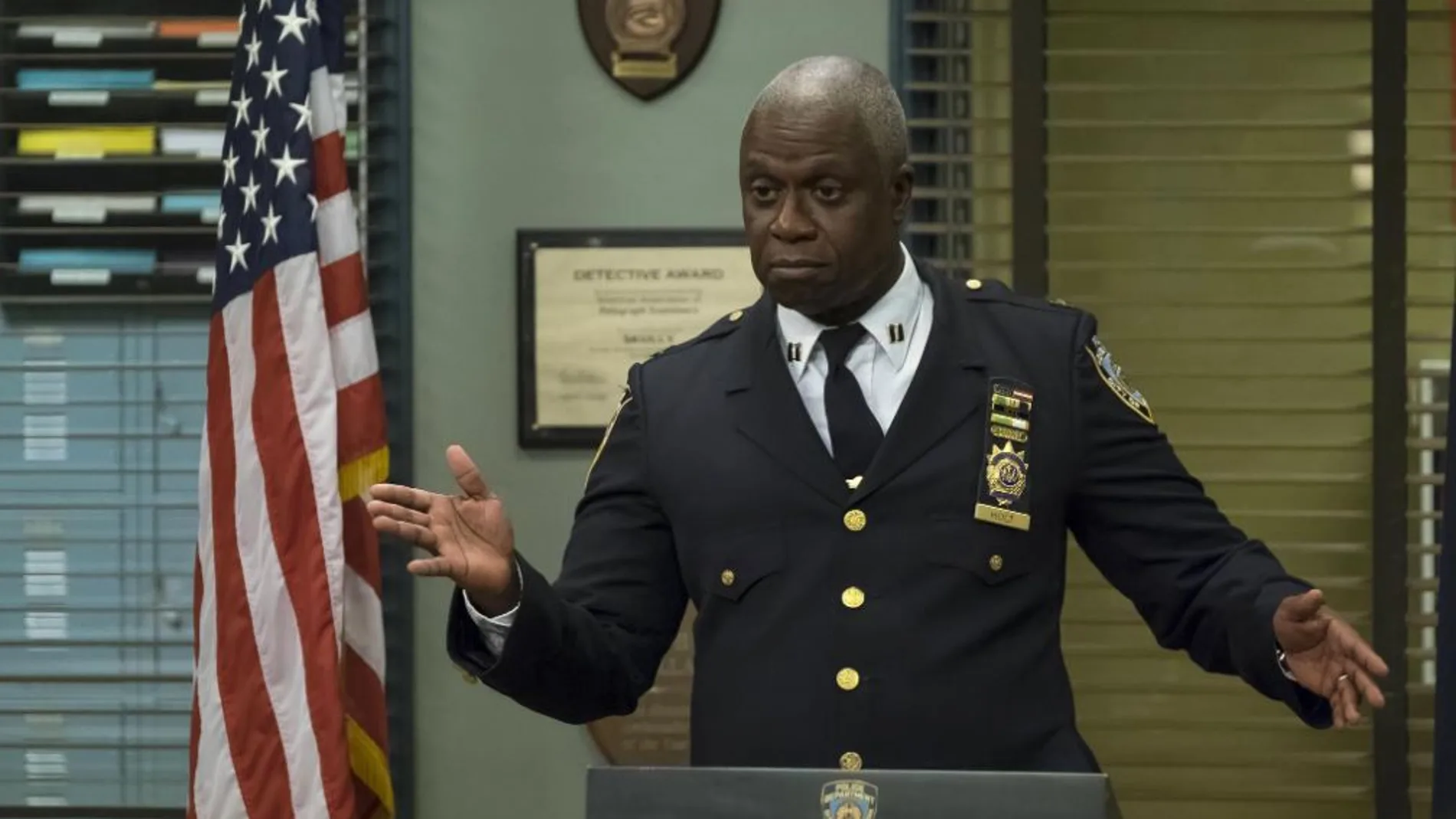 André Braugher, en una escena de &#39;Brooklyn Nine-Nine&#39;, la comedia policiaca en la que interpretó al capitán Ray Holt. 