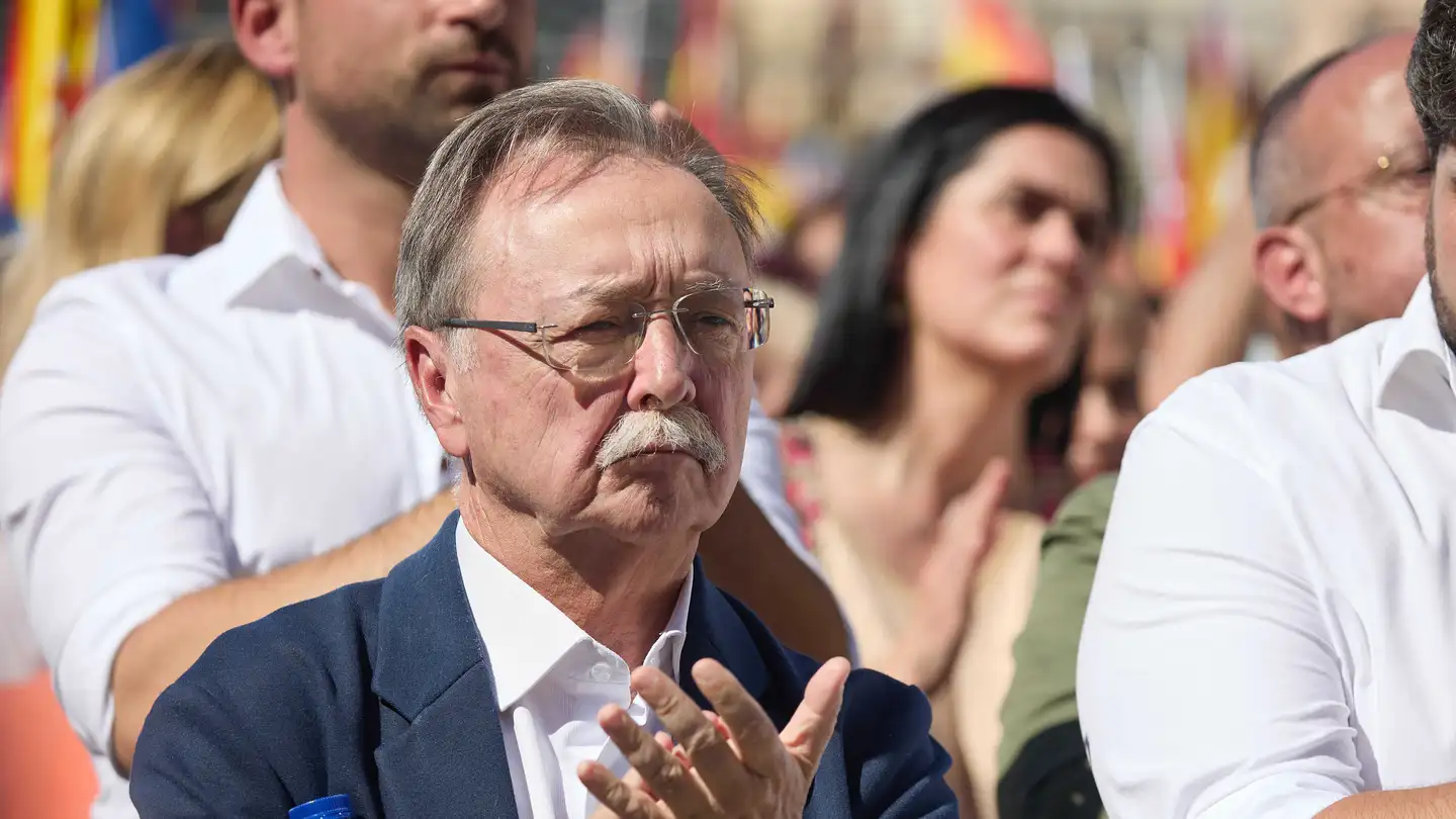 El alcalde de Ceuta, Juan Jesús Vivas, aplaude durante la manifestación organizada por el PP contra la amnistía El alcalde de Ceuta, Juan Jesús Vivas, aplaude durante la manifestación organizada por el PP contra la amnistía