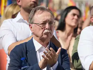El alcalde de Ceuta, Juan Jesús Vivas, aplaude durante la manifestación organizada por el PP contra la amnistía