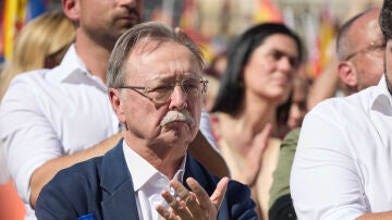 El alcalde de Ceuta, Juan Jesús Vivas, aplaude durante la manifestación organizada por el PP contra la amnistía