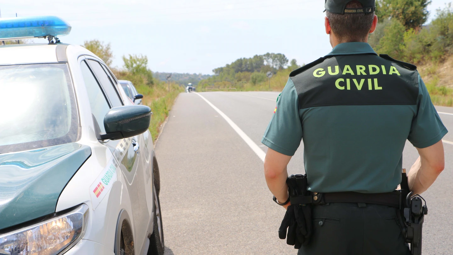 Un agente de la Guardia Civil en un control. Un agente de la Guardia Civil en un control.