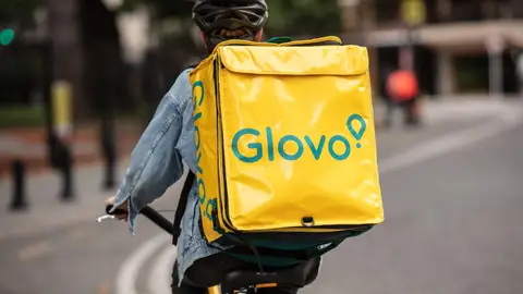 Repartidor de Glovo en imagen de archivo. Repartidor de Glovo en imagen de archivo.