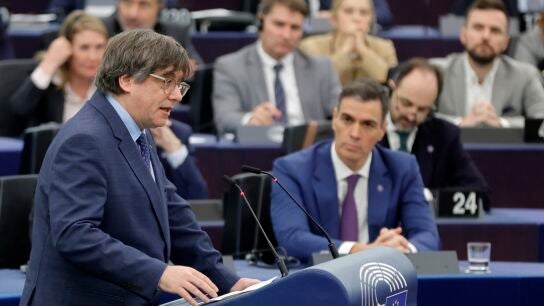 Carles Puigdemont comparece en el Parlamento Europeo ante la atenta mirada del presidente del Gobierno, Pedro S&aacute;nchez/ EFE/EPA/RONALD WITTEK