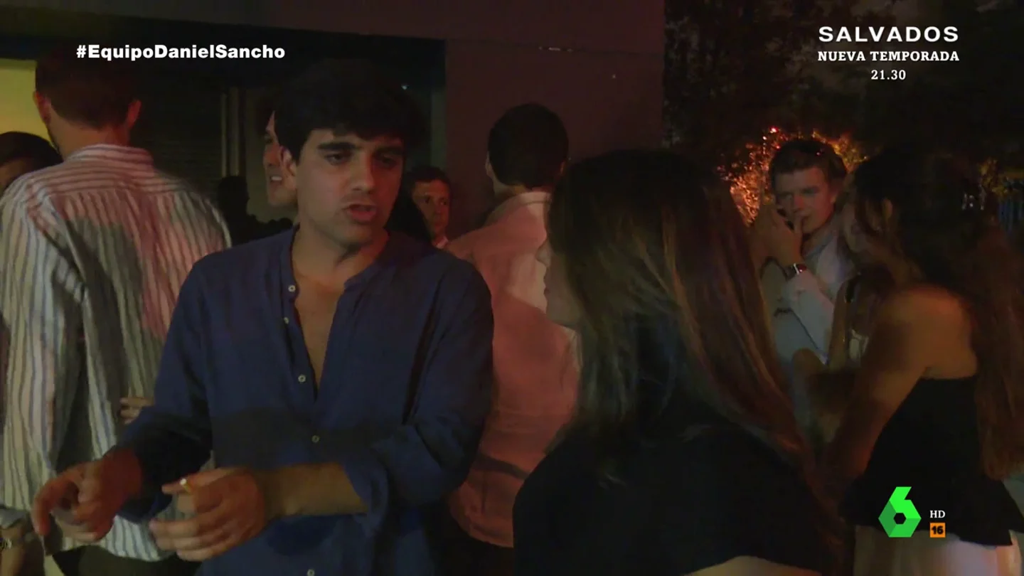 La confesión de un joven sobre Edwin Arrieta: "Quedaba con los amigos de Daniel Sancho hasta que les dijo que le acosaba" Equipo de Investigación conseguía hablar con varias personas cercanas a Daniel Sancho. Uno de ellos, explica en este vídeo cómo era la relación de Edwin Arrieta con los amigos del hombre acusado de su asesinato en Tailandia.