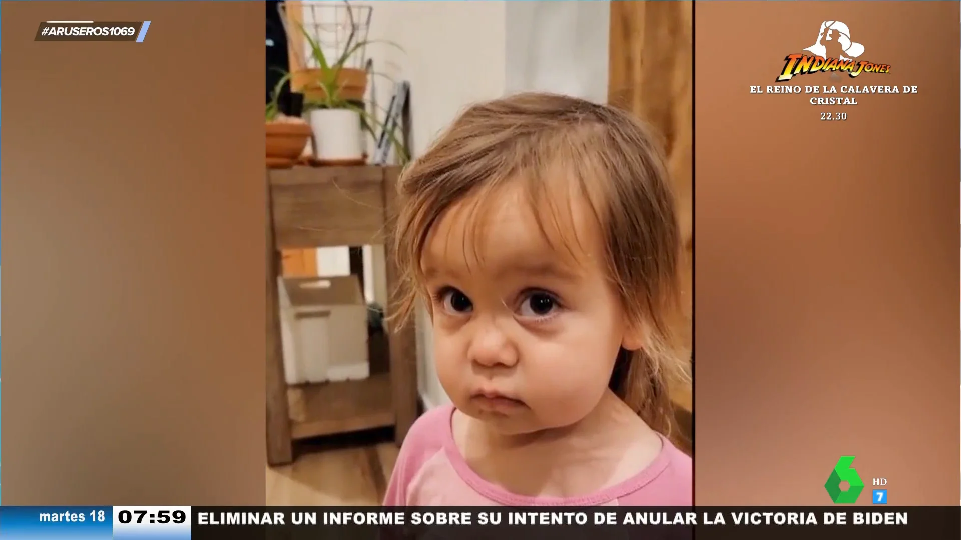 La divertida reacción de dos bebés gemelas cuando su padre descubre la travesura que han hecho en casa