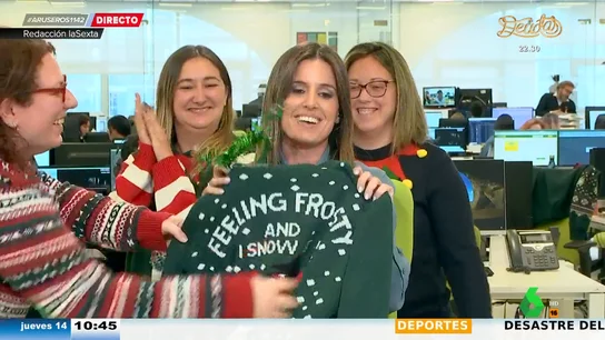 Las redactoras de laSexta hacen entrega a Elizabeth López de su jersey navideño en directo en Aruser@s Las redactoras de laSexta hacen entrega a Elizabeth López de su jersey navideño en directo en Aruser@s