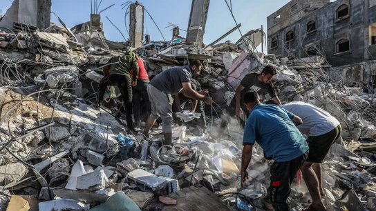 Palestinos inspeccionan los escombros de un edificio tras un bombardeo israelí en Rafah, Gaza, el 10 de noviembre de 2023. Palestinos inspeccionan los escombros de un edificio tras un bombardeo israelí en Rafah, Gaza, el 10 de noviembre de 2023.