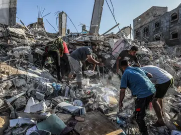 Palestinos inspeccionan los escombros de un edificio tras un bombardeo israelí en Rafah, Gaza, el 10 de noviembre de 2023.