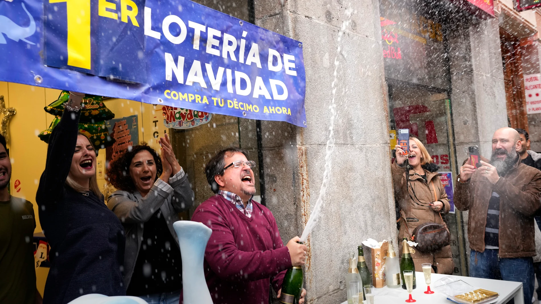 Una administración de lotería de Madrid celebrando haber vendido el Gordo en 2022
