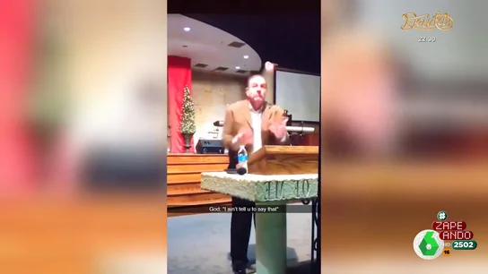 El surrealista 'accidente' que sufre un pastor mientras da un sermón en su iglesia El surrealista 'accidente' que sufre un pastor mientras da un sermón en su iglesia