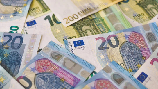Imagen de archivo de billetes de euros. Imagen de archivo de billetes de euros.