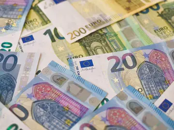 Imagen de archivo de billetes de euros.