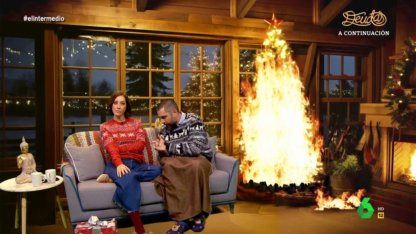 La película navideña 'a la catalana' de Cristina Gallego y Dani Mateo "Que pasen pronto las navidades, me muero si ceno con tus padres, diles que tengo gripe A", cantan Cristina Gallego y Dani Mateo en esta película navideña de El Intermedio donde, más que amor, afloran conflictos por la amnistía o la ley antitabaco.