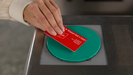 Imagen de archivo de una persona utilizando su abono transportes de la Comunidad de Madrid Imagen de archivo de una persona utilizando su abono transportes de la Comunidad de Madrid