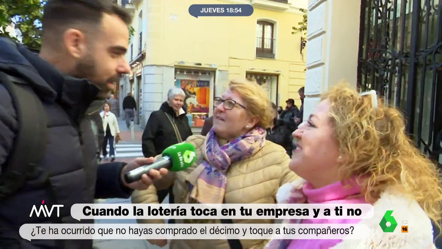 Una mujer desvela que casi ganó el Gordo de la Lotería ¿Es recomendable comprar el décimo de Lotería de Navidad de la empresa? En este vídeo de Más Vale Tarde, Javier Bastida recoge testimonios de ciudadanos y ciudadanas que desvelan su experiencia al comprar, o no, números que fueron premiados.