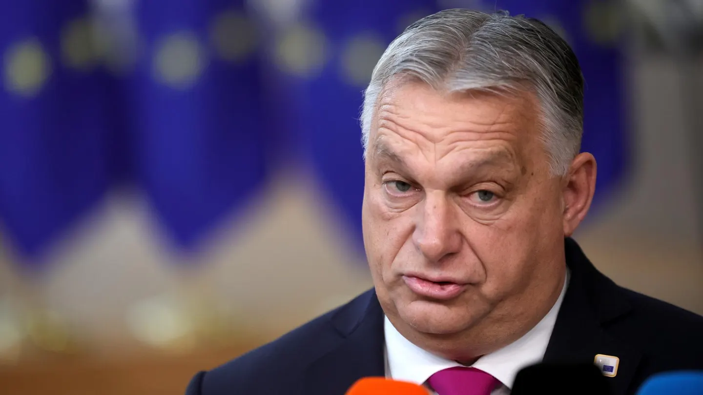 El primer ministro de Hungría, Viktor Orban, habla con los medios de comunicación a su llega al Consejo Europeo. El primer ministro de Hungría, Viktor Orban, habla con los medios de comunicación a su llega al Consejo Europeo.