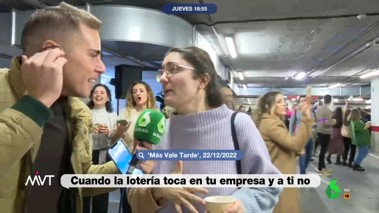 La reacción viral de una becaria que no compró el décimo de Lotería de su empresa y cayó el 'Gordo' Javier Bastida, 'artífice' de la 'crisis' de los décimos de Lotería de Navidad en la redacción de Más Vale Tarde, recuerda el momento viral de la joven que no ganó el 'Gordo' por no comprar el número de su empresa: "Soy becaria, no he podido".