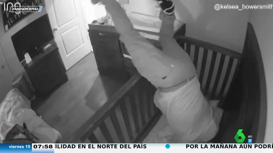 La cómica caída de un abuelo cuando intenta acostar a su nieto en la cuna y acaba haciendo la voltereta La cómica caída de un abuelo cuando intenta acostar a su nieto en la cuna y acaba haciendo la voltereta