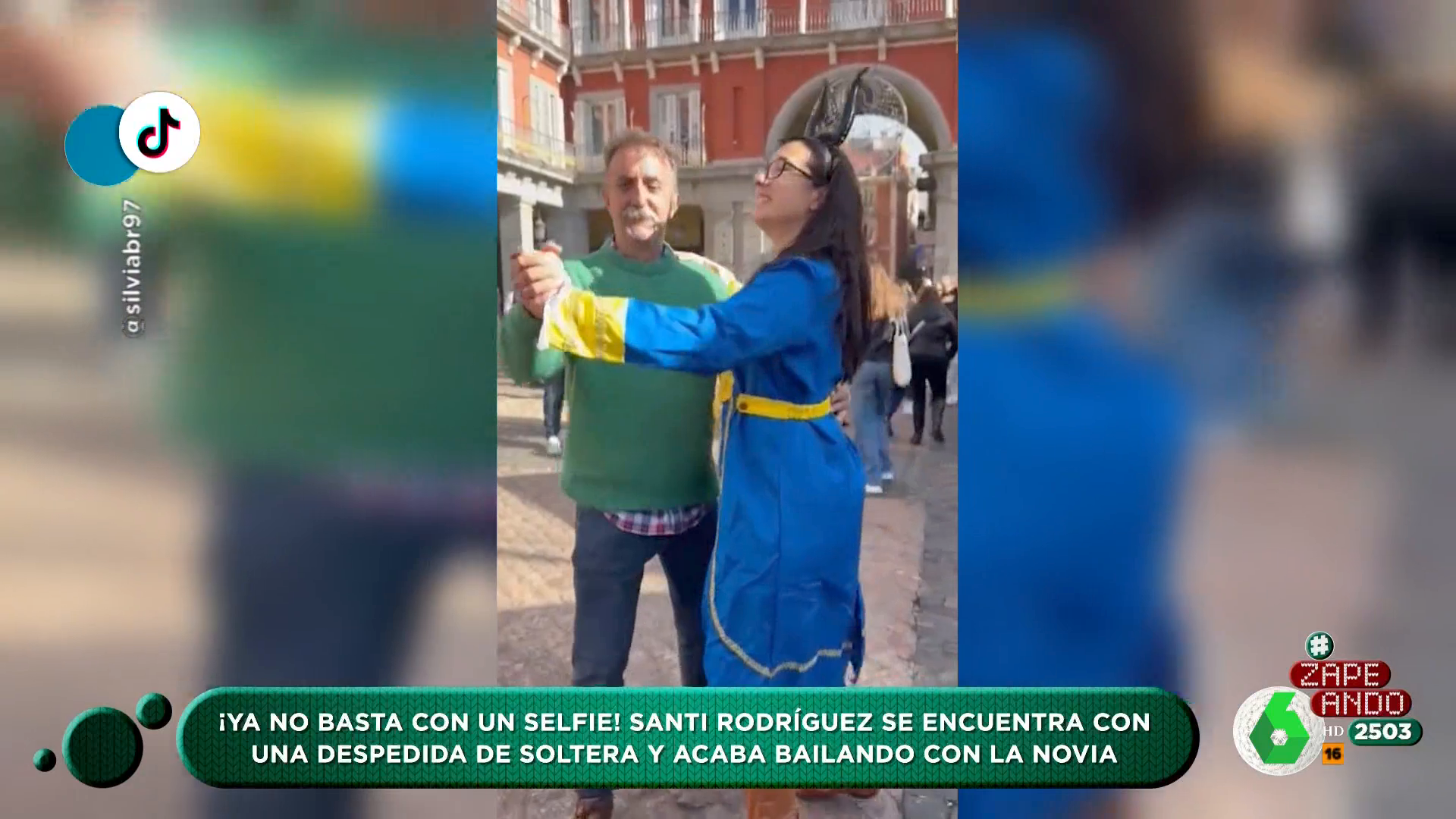 Santi Rodríguez se encuentra con una despedida de soltera y termina  imitando un baile de película