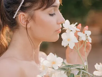 Mujer oliendo unas flores Mujer oliendo unas flores