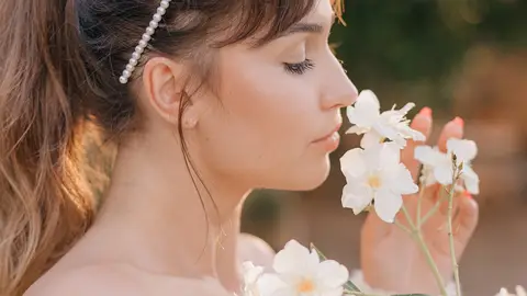 Mujer oliendo unas flores Mujer oliendo unas flores