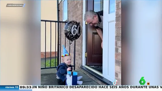 El tierno regalo que 'el repartidor' deja para este abuelo en su cumpleaños: así le espera su pequeño nieto en la puerta El tierno regalo que 'el repartidor' deja para este abuelo en su cumpleaños: así le espera su pequeño nieto en la puerta