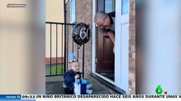 El tierno regalo que 'el repartidor' deja para este abuelo en su cumpleaños: así le espera su pequeño nieto en la puerta