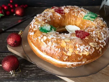 Roscón de Reyes, dulce navideño típico de España Roscón de Reyes, dulce navideño típico de España