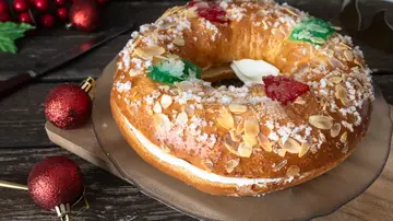 Roscón de Reyes, dulce navideño típico de España Roscón de Reyes, dulce navideño típico de España