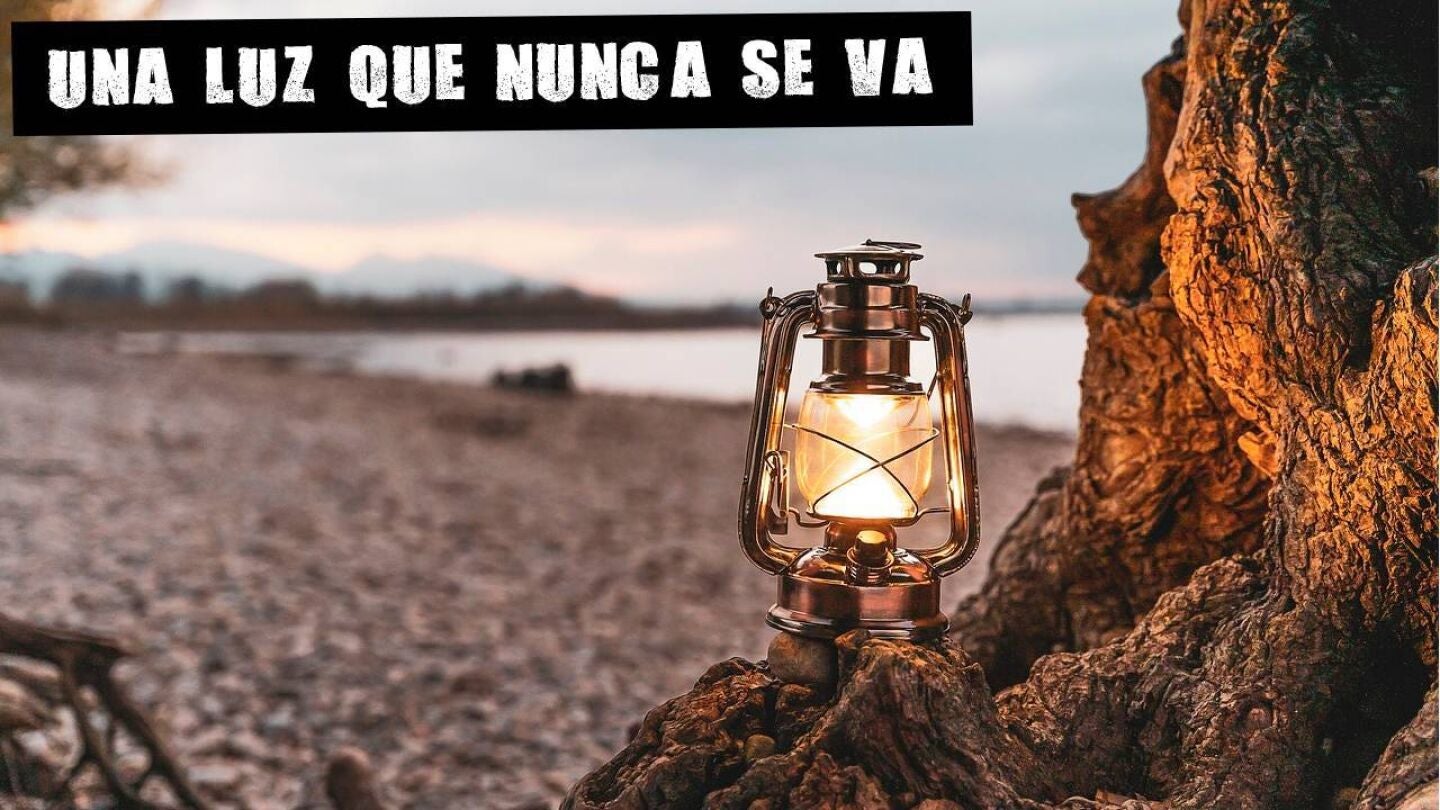 Imagen de archivo de una l&aacute;mpara en un r&iacute;o