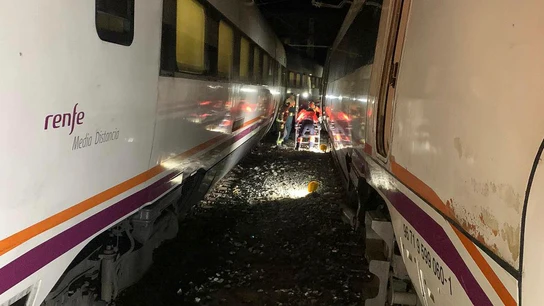 Dos trenes con unos 200 pasajeros chocan en El Chorro (Málaga) sin causar heridos Dos trenes con unos 200 pasajeros chocan en El Chorro (Málaga) sin causar heridos