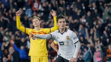 Guillamón celebra un gol delante de De Jong