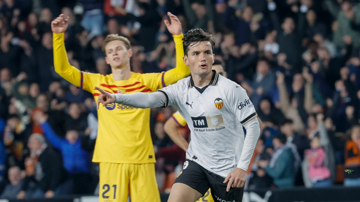 Guillamón celebra un gol delante de De Jong