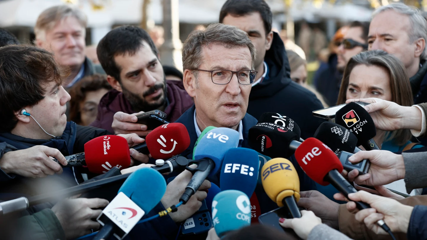El líder del Partido Popular, Alberto Núñez Feijóo, realiza declaraciones ante los medios de comunicación antes del comienzo de la concentración en Pamplona El líder del Partido Popular, Alberto Núñez Feijóo, realiza declaraciones ante los medios de comunicación antes del comienzo de la concentración en Pamplona