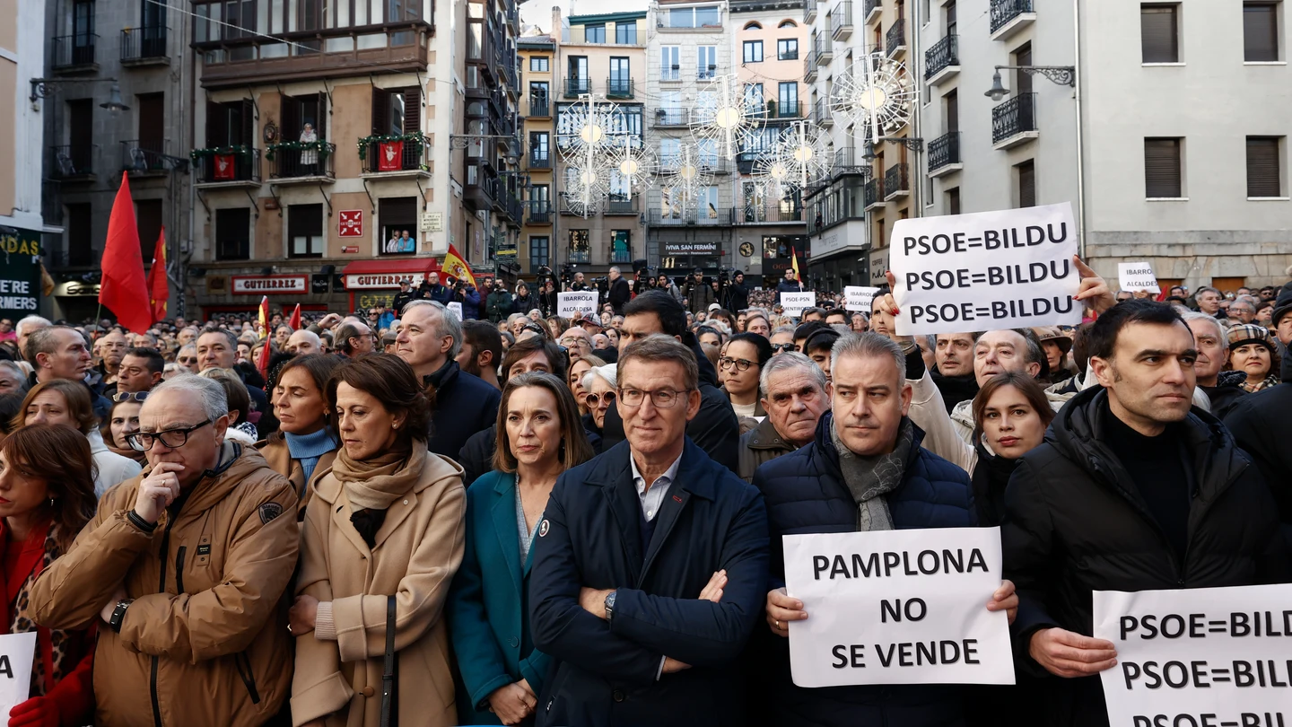 El líder del Partido Popular, Alberto Núñez Feijóo, y la secretaria general del partido, Cuca Gamarra, asisten a la concentración "Pamplona no se vende" El líder del Partido Popular, Alberto Núñez Feijóo, y la secretaria general del partido, Cuca Gamarra, asisten a la concentración "Pamplona no se vende"