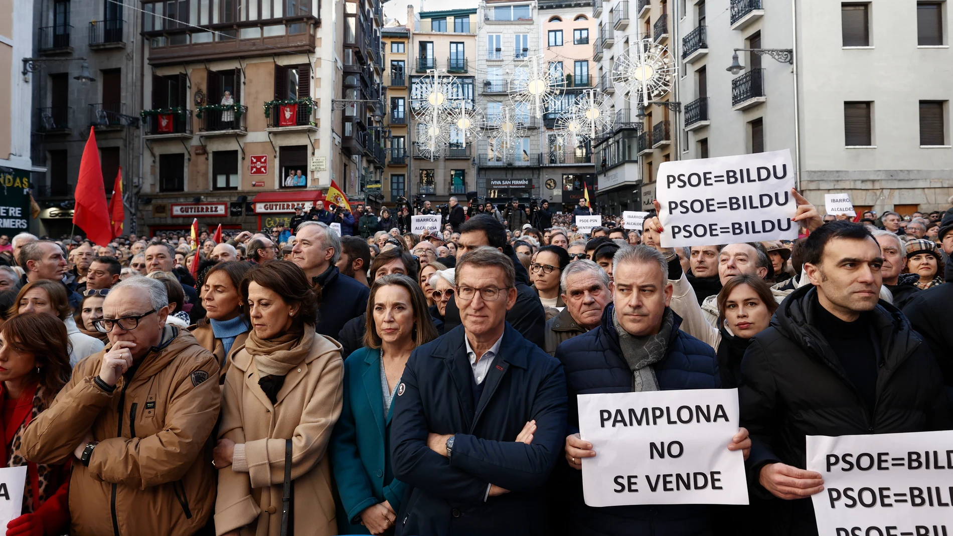 El líder del Partido Popular, Alberto Núñez Feijóo, y la secretaria general del partido, Cuca Gamarra, asisten a la concentración &quot;Pamplona no se vende&quot;
