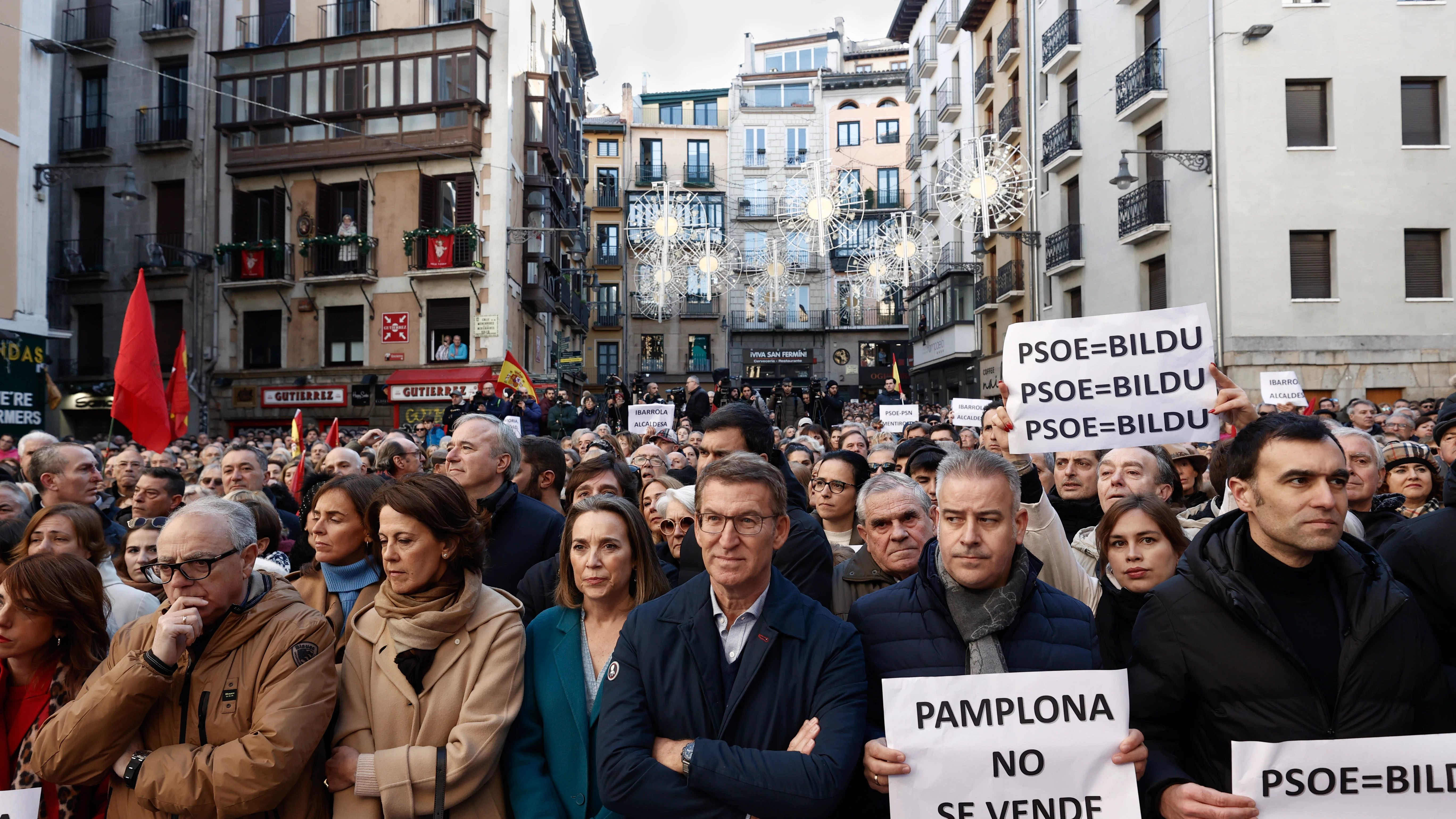 El líder del Partido Popular, Alberto Núñez Feijóo, y la secretaria general del partido, Cuca Gamarra, asisten a la concentración "Pamplona no se vende"