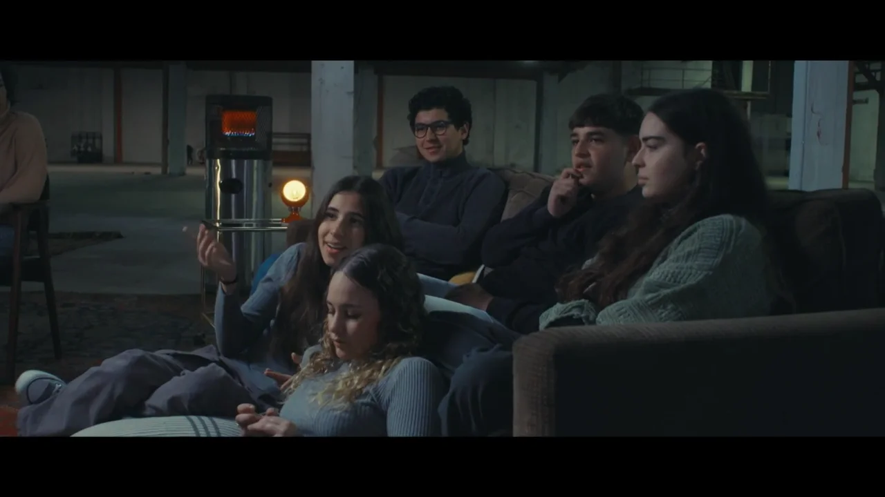 "Puedo usar el móvil 12 horas en fines de semana": un grupo de jóvenes se sincera sobre su uso del móvil