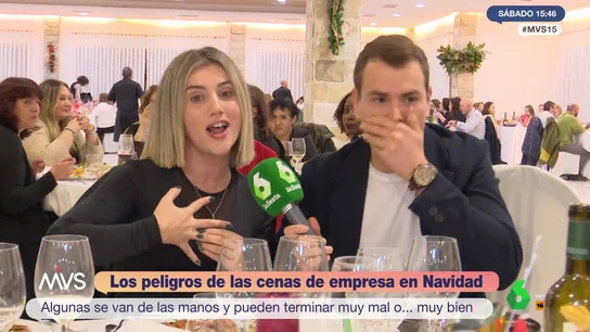 Una mujer se quita el anillo de casada en plena cena de empresa Una mujer se quita el anillo de casada en plena cena de empresa