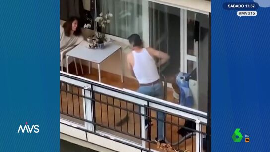 Un hombre baila al ritmo de Freddie Mercury en el balc&oacute;n de su casa