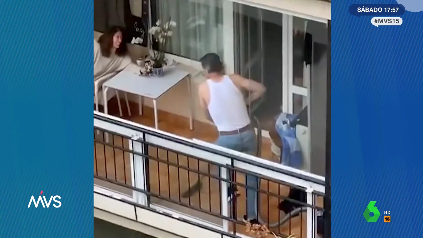 Un hombre baila al ritmo de Freddie Mercury en el balcón de su casa Un hombre baila al ritmo de Freddie Mercury en el balcón de su casa