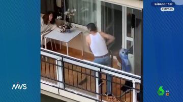 Un hombre baila al ritmo de Freddie Mercury en el balcón de su casa